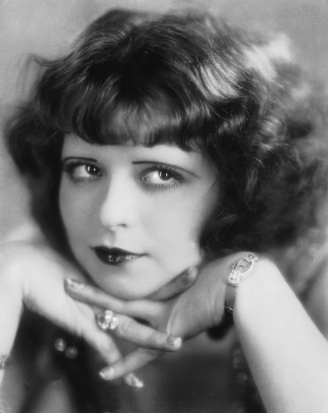 clara bow Vintage Bangs, 1920s Makeup, Flapper Girls, Hot Haircuts, Clara Bow, Old Portraits, Silent Film Stars, The It Girl, Flapper Girl