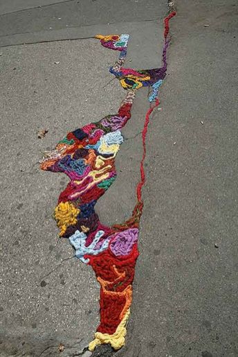 yarn in pavement cracks Art Intervention, Kintsugi Art, Graffiti Artwork, Arte Inspo, Wow Art, Graffiti Street Art, Art Street, Design Milk, Chalk Art