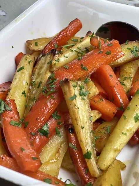 Leeks In White Sauce, Honey Roasted Parsnips, Roast Carrots, Carrots And Parsnips, Roasted Carrots And Parsnips, Meal Prep Lunches, Roasted Parsnips, Honey Roasted Carrots, British Recipes