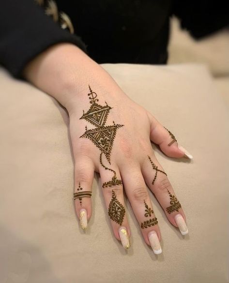 Moroccan Henna, Cute Henna Designs, Henna Style Tattoos, Tattoo Designs Hand, Simple Mehendi Designs, Henna Designs Wrist, Henna Inspired Tattoos, Finger Henna Designs, Henna Tattoo Designs Hand