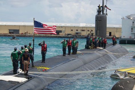 Us Submarines, Navy Boat, Us Navy Submarines, Navy Submarine, Nuclear Submarine, Life Under The Sea, Row Boats, Navy Life, Pontoon Boats