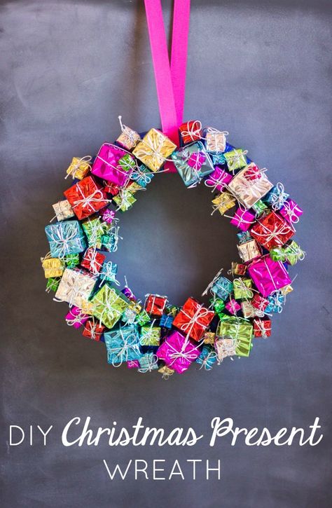 Create this gorgeous Christmas wreath with inexpensive present ornaments from the craft store! Diy Christmas Presents, Gift Wreath, Christmas Wreaths Diy Easy, Deco Nature, Gorgeous Christmas, Mini Christmas Tree, Wreath Designs, Christmas Wreaths Diy, Diy Christmas Tree