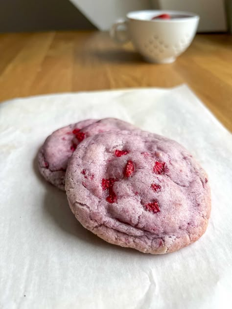 Strawberry Shortcake Sourdough Cookies - Jesha's - Nothing's Better Than Sourdough Bread Sheeran, Sourdough Sweets, Sourdough Strawberry, Sourdough Goodies, Sourdough Dessert, Shortcake Cookies, Sourdough Desserts, Cookie Ice Cream Sandwich, Sourdough Cookies