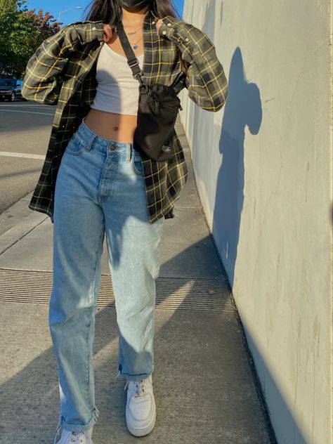 Outfits With A Flannel Shirt, Flannel Women Outfits Street Styles, Oversized Green Flannel Outfit, Flannel With Baggy Jeans, Cute Flannels For Women, Fall Oversized Flannel Outfits, Flannel Outfits Feminine, Flannel With Black Jeans, How To Style Green Flannel