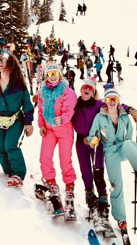 Vintage Ski Pictures, 70s Ski Outfit, Retro Snowboarding Outfit, 70s Ski Fashion, 80s Skiing Outfit, Apres Ski 80s, Ski Lodge Aesthetic Outfits, Retro Ski Aesthetic, 80s Ski Aesthetic