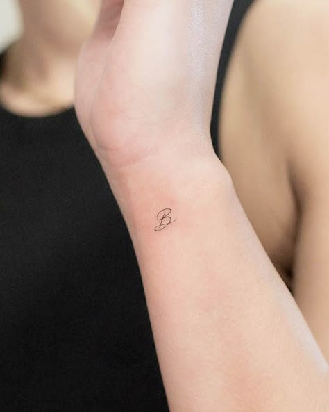 Small Dainty Couple Tattoos, Initial Hand Tattoo, Tattoos For Your Husband, B Finger Tattoo, Initial Tattoo Ideas Letters, Tattoo Ideas Letters, Tattoo For My Husband, Last Name Tattoo For Women, Cute Initial Tattoos