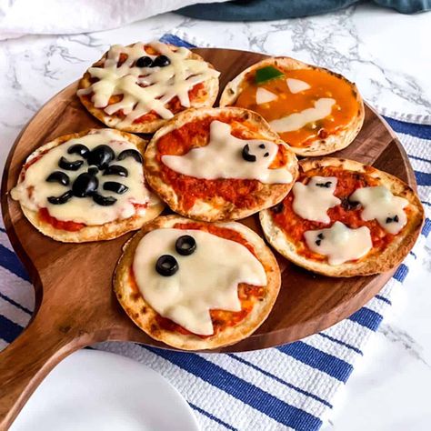 Easy Mini Halloween Pizzas Halloween Grilling Ideas, Halloween Movie Night Snack Ideas, Halloween Tea Party Food, Toddler Halloween Party Food, Halloween Pizzas, October Movie, Halloween Pizza, Halloween Sleepover, Summer Halloween