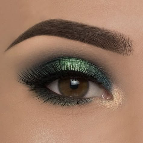 Holiday Makeup Looks Christmas, Green Eyeshadow Looks, Matte Make Up, Eyeshadow Techniques, Green Eyeshadow Look, Make Up Designs, Holiday Makeup Looks, Almond Eyes, Green Makeup