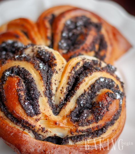 Poppyseed Pastry, Poppyseed Roll Recipe, Poppy Seed Buns, Poppyseed Roll, Poppy Seed Recipes, Poppy Seed Roll, Poppy Seed Filling, European Desserts, Cross Buns Recipe