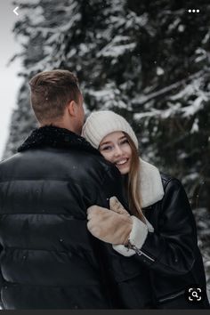 Couple Christmas Photoshoot Outside, Couple Picture Ideas Winter, Couple Christmas Photoshoot Ideas, Couple Poses In Snow, Couple Snow Pictures, Snow Couple Photoshoot, Christmas Photoshoot Couples, Couple Winter Photoshoot, Photo Shoot In The Snow