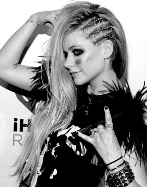 avril lavigne Easy Punk Hairstyles For Long Hair, Rock Hairstyles For Women, Rock N Roll Hairstyle, Concert Hair And Makeup, Rock And Roll Hairstyles For Women, Punk Long Hair, Rock Concert Hair, Punk Rock Hairstyles, Punk Hairstyles For Long Hair