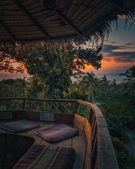 FLORIS | PHOTOGRAPHY on Instagram: “Treehouse goals 🇹🇭❤️ - #kohchang #treehouse #asia #folkscenery #landscape_captures #thailand_ig #amazingthailand #travel_captures…” Warm Fireplace, Cozy Places, Koh Chang, Cozy Cabins, Dream Property, Vacation Cabin, Mountains Travel, Adventure Hiking, Cabin Style