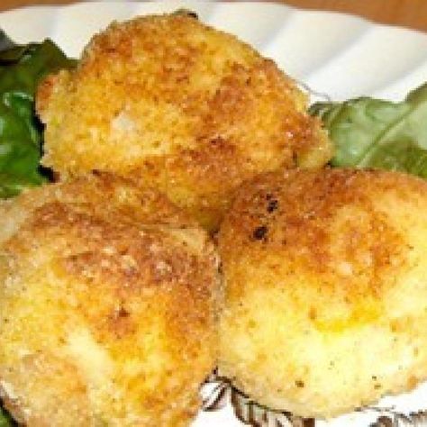 An easy way to use up leftover mashed potato's...yum! Chicken and potato croquettes. New Potato Recipes, Potato Croquettes Recipe, Recipe Mashed Potatoes, Dinner Ideas Meatless, Recipes Using Cooked Chicken, Potato Croquette Recipe, Chicken Croquettes Recipe, Sheet Pan Dinner Ideas, Mashed Potato Patties