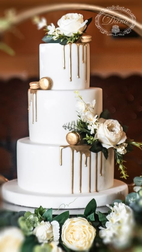 Gold Drip Wedding Cake With Flowers, Drip Wedding Cakes, Simple Wedding Cake White And Gold, Green Gold And White Wedding Cake, Olive Green Wedding Cake Ideas, Gold Drip Wedding Cake, Wedding Cake Gold And Green, White And Gold Wedding Cake Simple, Drip Wedding Cake Ideas