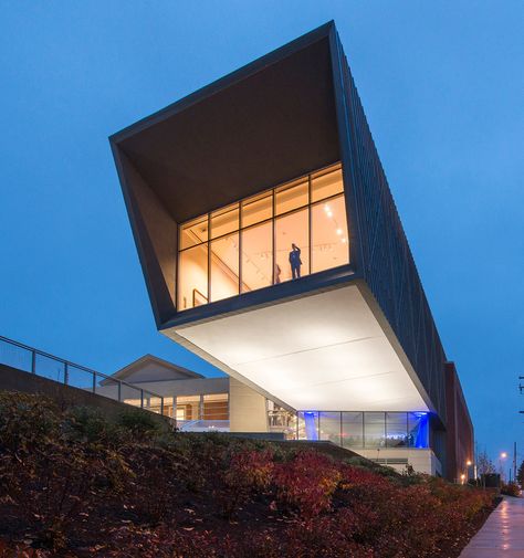 New museum wing by Ennead cantilevers over the landscape Cantilever Architecture, Cantilever Structure, Church Design Architecture, Solid Brick, Facade Lighting, Architecture Engineering, World Architecture, Structure Architecture, New Museum