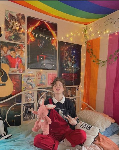 pretty handsome cute room aesthetic plushies love pride lesbian lgbtq posters overalls curly hair short hair Enid Bedroom, Gay Bedroom, Cute Room Aesthetic, Aesthetic Plushies, Gay Room, Only Aesthetic, Cute Bedroom Ideas, Pinterest Room Decor, Pretty Bedroom