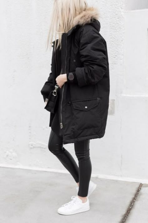 Parka Outfit, Look Winter, Black Parka, Winter Outfits Warm, Cold Weather Outfit, White Minimal, Woman In Black, Foto Tips, Bohol