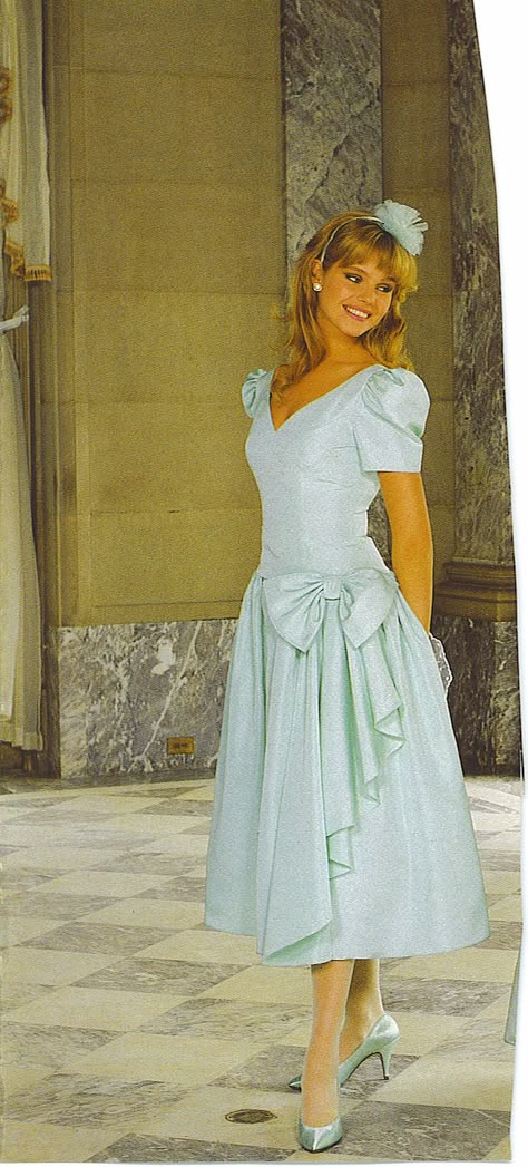 pretty 90s Womens Fashion, 90s Fashion For Women, 90s Photos, 80's Prom, The 80s Fashion, 1980s Fashion Trends, Vintage Prom Dresses, Vintage Outfits 90s, 80s Prom Dress