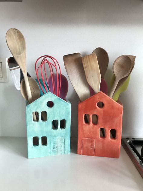 Polymer Clay Kitchen Decor, Pottery Utensil Holder Handmade, Ceramic Utensil Holder Pottery, Ceramic Kitchen Items, Clay Utensil Holder, Hand Built Clay Ideas, Ceramics For Men, Beginner Handbuilding Pottery, Simple Pottery Ideas For Beginners