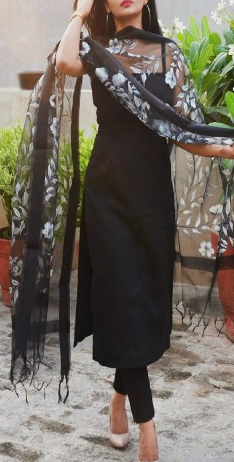 Different Ways to style a plain black kurthi – Site Title Simple Kurta, Simple Kurti, Simple Kurta Designs, Simple Kurti Designs, Casual Indian Fashion, Long Kurti, Traditional Indian Outfits, Kurti Designs Party Wear, Dress Indian Style