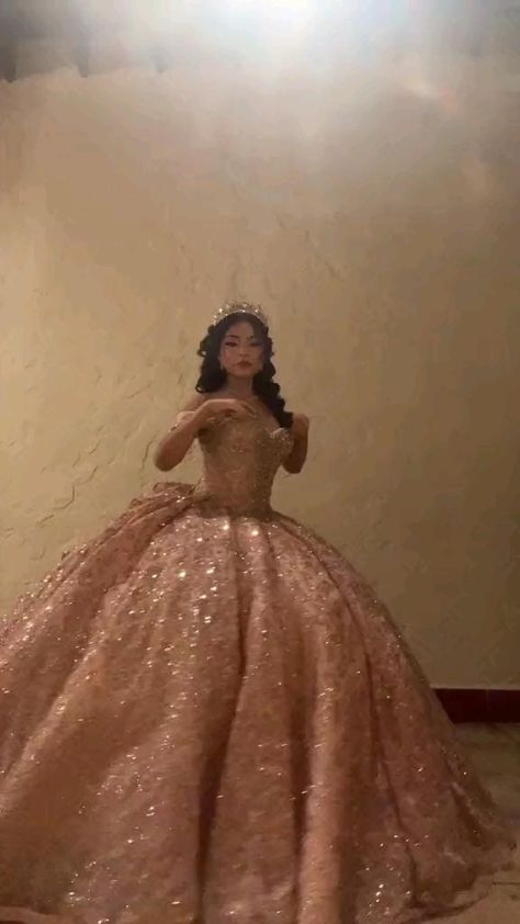 Quince Dresses Champagne, Black Quince, Charro Quince, Xv Dresses, Sweet 15 Party Ideas Quinceanera, Quinceanera Pink, Green Quince, Mexican Quinceanera Dresses, Quinceanera Themes Dresses