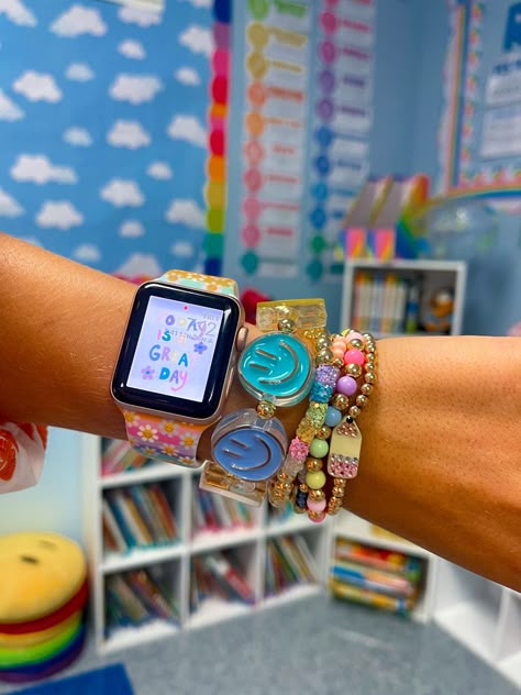 Teacher Awards Day Outfit, Pink Teacher Outfit, Daycare Teacher Aesthetic, Preschool Outfits Teacher, Colorful Teacher Outfits, Fun Teacher Outfits Elementary, Fun Teacher Outfits, Teacher Vision Board, Preppy Teacher