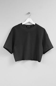 Crop Tees For Women, Cool Crop Tops, Tee Shirt Oversize, Cropped Tees, Oversized Crop Top, Trendy Shirt Designs, Black Shirts, Fashion Top Outfits, Crop Top Casual