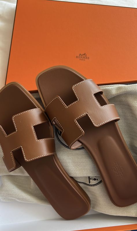 Hermes Slippers, Pretty Sandals, Shoes Heels Classy, Fashion Shoes Heels, Shoe Wishlist, Classy Shoes, Hermes Shoes, Heels Classy, Fancy Shoes