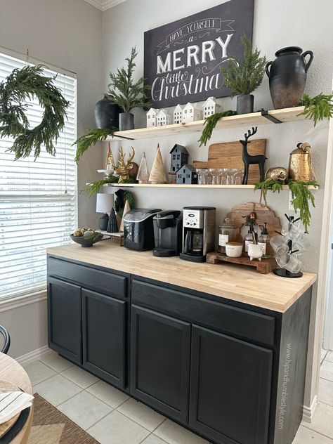 How To Create A Beautiful And Festive Coffee Bar * Hip & Humble Style Buffet Table Bar Ideas Decor, Above Coffee Bar Decor, Coffee Bar Christmas Decor Ideas, Christmas Decor Coffee Bar, Hot Chocolate Bar Kitchen Counter, Simple Christmas Coffee Bar, Christmas Coffee Station Ideas, Christmas Coffee Decor, Xmas Coffee Bar