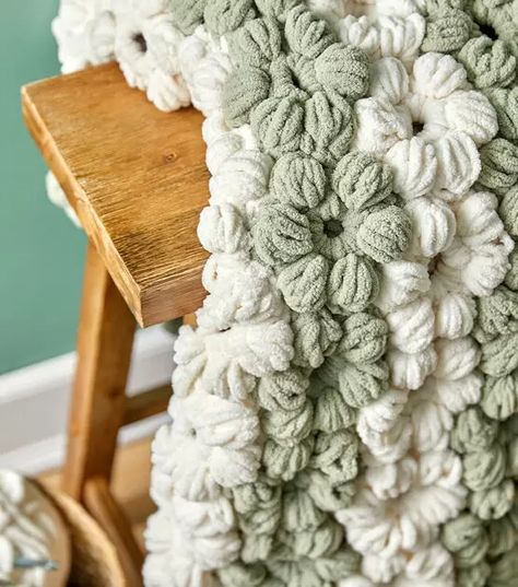 Flower Knit Blanket, Crochet Flower Blanket Pattern Free, Puff Flower Crochet Pattern, Bulky Yarn Crochet Patterns, Crochet Throws, Diy Sale, Puff Flower, Crochet Flower Blanket, Crochet Puff Flower