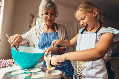 20 Secret Cake Baking Tips We Learned From Grandma | Reader's Digest Applesauce Brownies, Pane Naan, Cake Flour Substitute, Baking Secrets, Grandmas Recipes, Cupcake Frosting, Diy Baking, Cake Tasting, Cake Baking