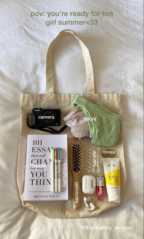 Summer Bag Essentials, Beach Bag Essentials, Everyday Bag Essentials, Tot Bag, Inside My Bag, Purse Essentials, Summer Tote Bags, Handbag Essentials, Girls Tote