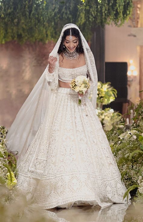 White Bridal Lehenga, Manish Malhotra Lehenga, White Lehenga Choli, Mumbai Wedding, Wedding Dresses Indian, Desi Wedding Dresses, Indian Wedding Outfit, Indian Bride Outfits, Indian Dresses Traditional