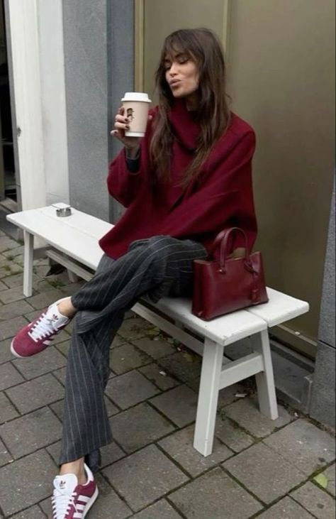 38 Outfits for Fall Winter Burgundy Trend 2024 You'll Love 17 Burgundy Outfit, Fest Outfits, Skandinavian Fashion, Red Purse, Mode Casual, Looks Street Style, Trendy Fall Outfits, Outfit Look, Woolen Coat