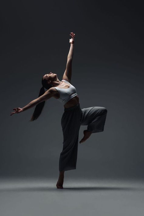 Contemporary Dance Silhouette, Dance Photoshoot Ideas Jazz, Contemporary Dance Pictures, Danza Moderna Aesthetic, Dance Choreography Poses, Dance Photoshoot Poses Contemporary, Jazz Dance Poses For Pictures, Dance Aesthetic Contemporary, Hip Hop Dance Photography