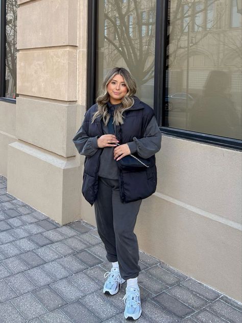 Plus Size Fall Outfits Casual 18 Ideas: Embrace Comfort and Style Casual Outfits Midsize Winter, Cold Outfits Midsize, Autumn Winter Outfits Plus Size, Autumn 2023 Midsize Fashion, Plus Size Fall Mom Outfits, Plus Rainy Day Outfit, Puffer Vest Outfit Midsize, Curvy Cozy Outfit, Amsterdam Outfit Plus Size