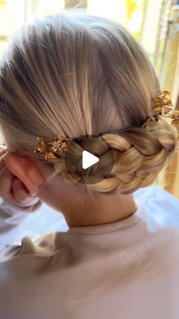 Jamie Beck on Instagram: "Giving Eloise yesterday’s hairstyling tutorial updo for ballet 🩰!

Floral hair accessories coming soon in collaboration with @cecileboccara ✨

#ballethair #ballethairstyle #hairstyling #hairstyletutorial #hairstylevideo #classichair #classichairstyle #braidstyles #braidideas" Nutcracker Ballet Hairstyles, Ballet Recital Hair For Kids, Dance Solo Hairstyles Lyrical, Communion Updo Hairstyles, Daddy And Daughter Dance Hair Styles, Girls Recital Hair, Easy Girl Updos, Princess Hair Styles For Kids, Girls Updos For Wedding