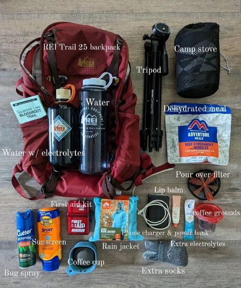 Hiking Bag Essentials Packing Lists, Hiking Bag Packing, Hiking Backpack Aesthetic, Adventure Bag Essentials, Day Pack Essentials, Trekking Essentials, Day Hike Essentials, Camping Trip Essentials, Hiking Necessities