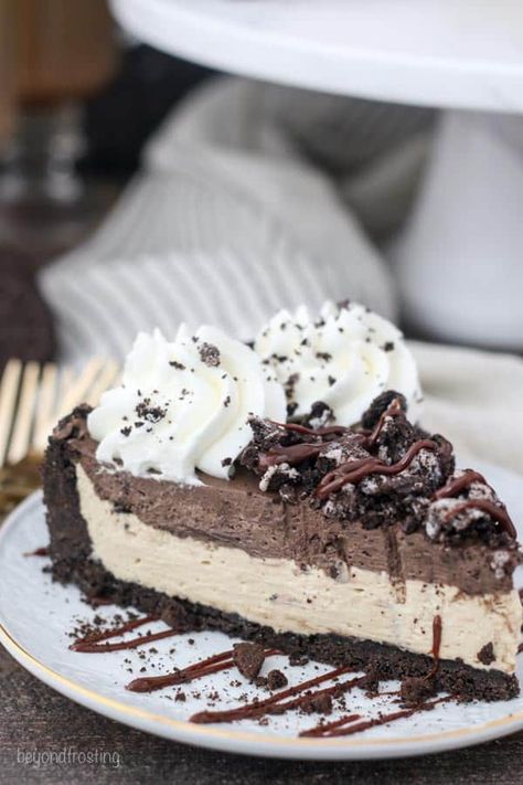 No-Bake Mudslide Pie Fudge Pie Recipe, Braided Pie Crust, Mocha Fudge, Baileys Cheesecake, Fudge Pie, Oreo Cookie Crust, Homemade Pudding, Mudslide, Boozy Desserts