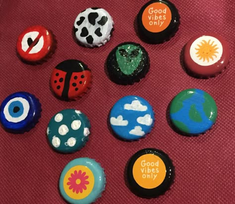 Bottle Cap Painting Aesthetic, Bottle Cap Pins Diy Ideas, Painting On Bottle Caps, Painting Bottle Caps, Bottle Cap Painting Ideas, Bottle Cap Pins Diy, Diy Pins Buttons, Pin Ideas Button Diy, Bottle Cap Painting