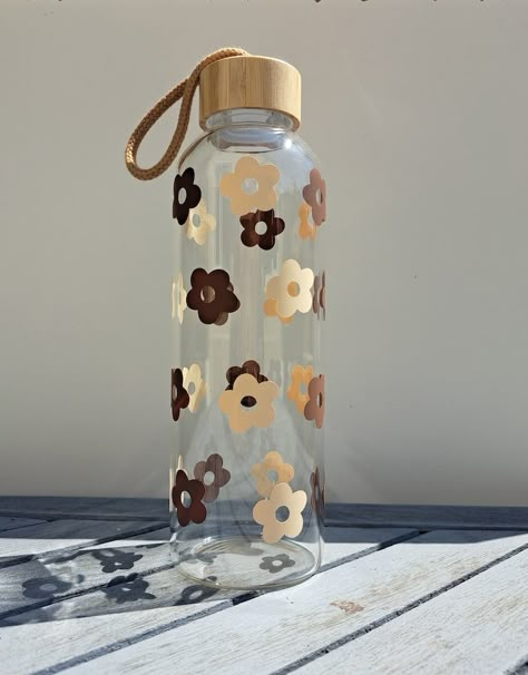 Preppy Cups, Aesthetic Cups, Glass Tumbler Design, Cute Bottle, Cute Water Bottle, Aesthetic Water, Trendy Water Bottles, Cute Coffee Cups, Cute Water Bottles