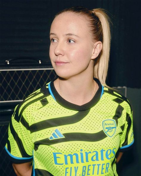 Beth Mead Wallpaper, Team Photoshoot Ideas, Arsenal 2023, Arsenal Kit, Beth Mead, England Ladies Football, Team Photoshoot, Arsenal Wfc, Arsenal Jersey