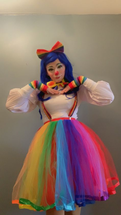 Girl dressed in a rainbow tutu and bow wearing clown makeup in the style of a payasita. Diy Party Costumes, Clown Costume Diy, Cute Clown Costume, Girl Clown Costume, Clown Style, Clown Costume Women, Halloween Party Planning, Clown Dress, Clown Halloween Costumes