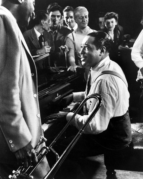 Here’s a great photo of Duke Ellington at a jazz jam session in LIFE photographer Gjon Mili’s studio Billy Holiday, Gjon Mili, Bb King, Jam Session, Jazz Artists, Duke Ellington, Ella Fitzgerald, Jazz Age, Miles Davis