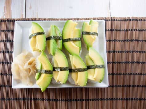 Avocado Sushi Recipe | Elephantastic Vegan Vegan Sushi Recipes, Vegan Avocado Recipes, Sushi Vegan, Avocado Sushi, Dr Food, Sushi Recipe, Vegan Entrees, Food Project, Sushi Night