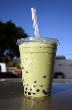 Bubble Tea -- if you have never tried it you don't know what you are missing Matcha Bubble Tea, How To Make Bubbles, Bubble Tea Recipe, Smoothie Mix, Iced Matcha, Sweet Drinks, Matcha Green, Boba Tea, Drinks Smoothies