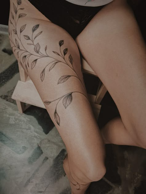 Vine Tattoos On Thigh, Nature Thigh Tattoo, Thigh Vine Tattoos, Wrap Around Tattoo Leg, Thigh Wrap Around Tattoo, Tattoo Bein Frau, Blatt Tattoos, Upper Thigh Tattoos, Tattoo Leggings