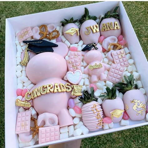 Grad Chocolate Strawberries, Graduation Strawberries Chocolate, Graduation Pastries, Graduation Strawberry Ideas, Graduation Chocolate Covered Strawberry, Custom Strawberries, Graduation Strawberries, Breakable Chocolate Heart Ideas, Strawberry Business