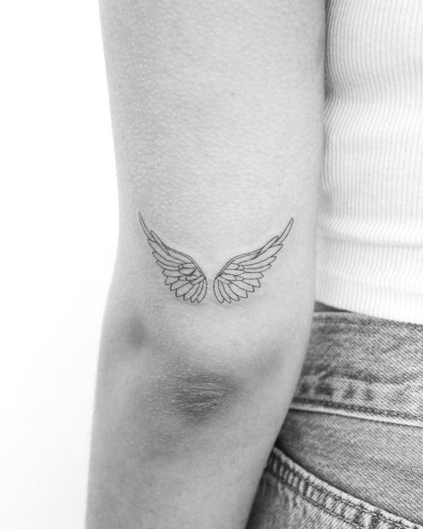 Angel Wing Wrist Tattoo, Angel Wing Tattoo, Alas Tattoo, Petit Tattoo, Wing Tattoo Designs, Small Pretty Tattoos, Wing Tattoo, Petite Tattoos, Small Hand Tattoos