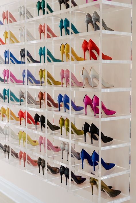 Shoe Store Design, Clothing Store Design, Boutique Interior Design, Storing Clothes, Beautiful Heels, Showroom Design, Retail Store Design, Shoes Store, Shoe Display